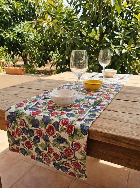 Mesa decorada con camino de mesa d'arrels para disfrutar de nuestra cesta esencia Mallorca